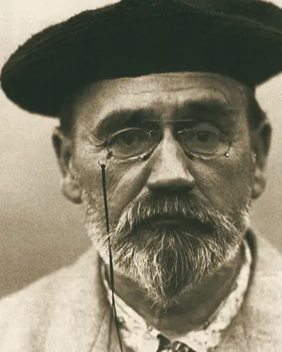 Portrait photographique d'Émile Zola portant un béret et un pince-nez